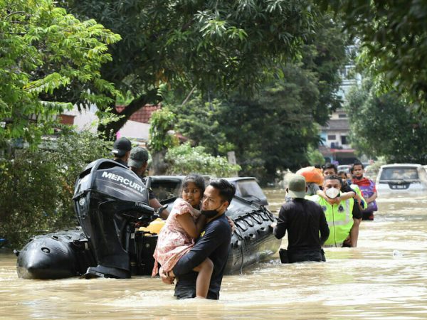 Pasukan penyelamat giat menyelamatkan mangsa terjejas banjir ketika tinjauan di Taman Sri Muda, Seksyen 25, Shah Alam pada 20 Disember 2021. Foto REMY ARIFIN/SELANGORKINI